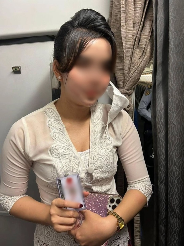 สาวสอบแอร์ฯ ไม่ผ่าน เนียนแต่งชุดแอร์ฯ ขึ้นเครื่องบิน สาวสอบแอร์ฯ ไม่ผ่าน เนียนแต่งชุดแอร์ฯ ขึ้นเครื่องบิน