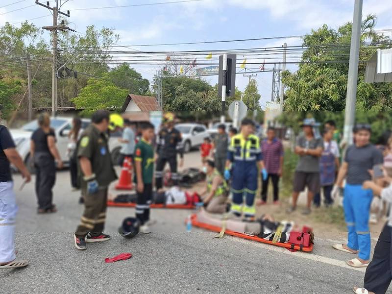 รถตู้คณะหมอลำดัง ซิ่งชนมอเตอร์ไซค์หลายคัน