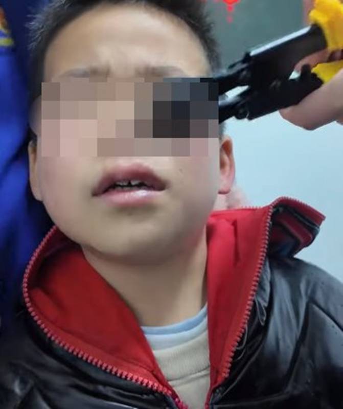 เด็กชายจีนเล่นซน อยากจะแปลงร่างเป็นราชาปีศาจวัวกระทิง