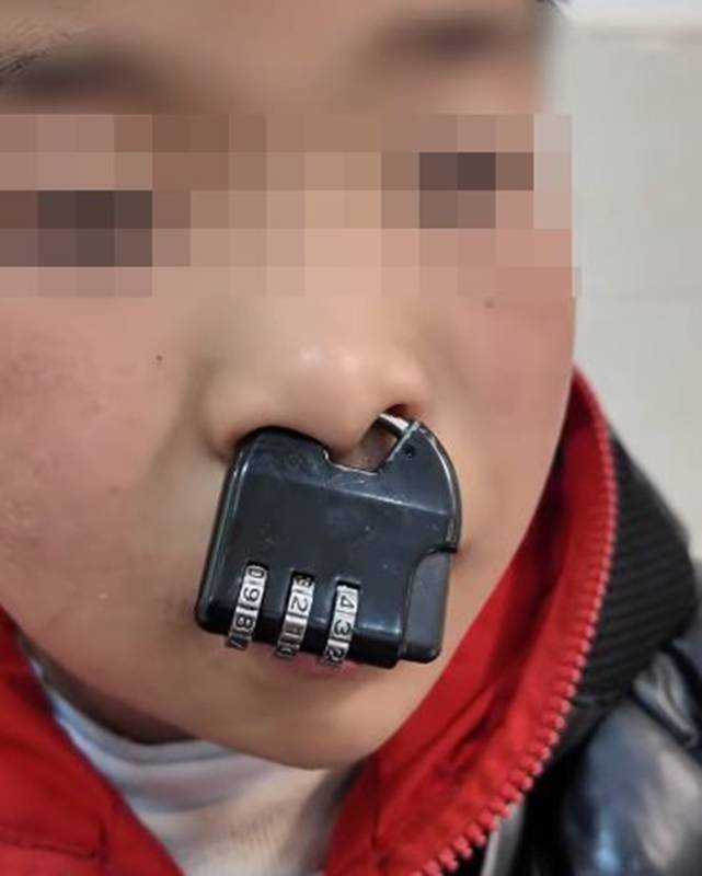 เด็กชายจีนเล่นซน อยากจะแปลงร่างเป็นราชาปีศาจวัวกระทิง