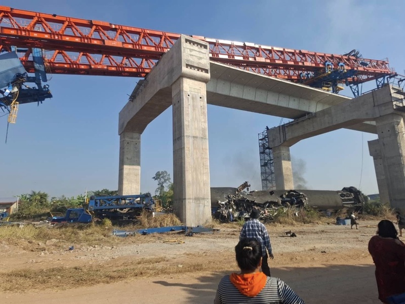 เครนถล่มทับรถไฟ