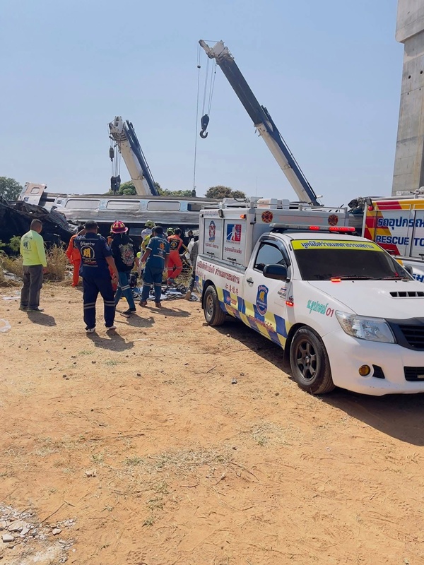 เครนถล่มทับรถไฟ