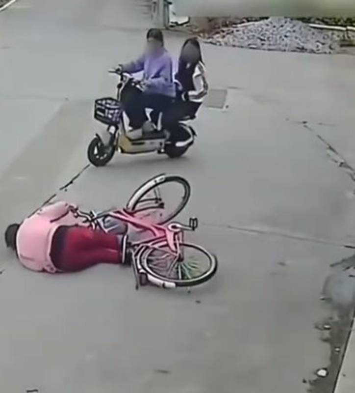 ยายขี่จักรยานล้ม