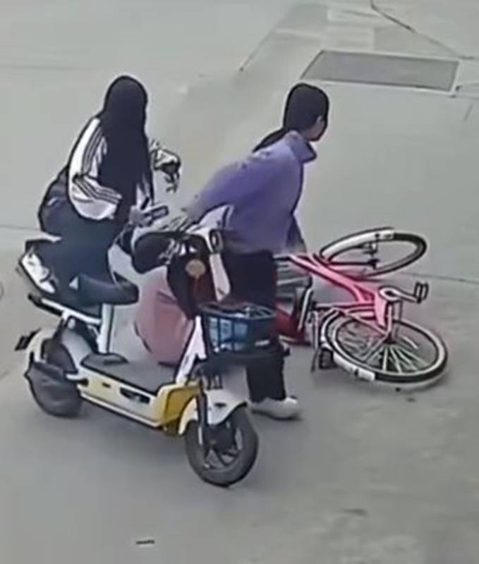 ยายขี่จักรยานล้ม