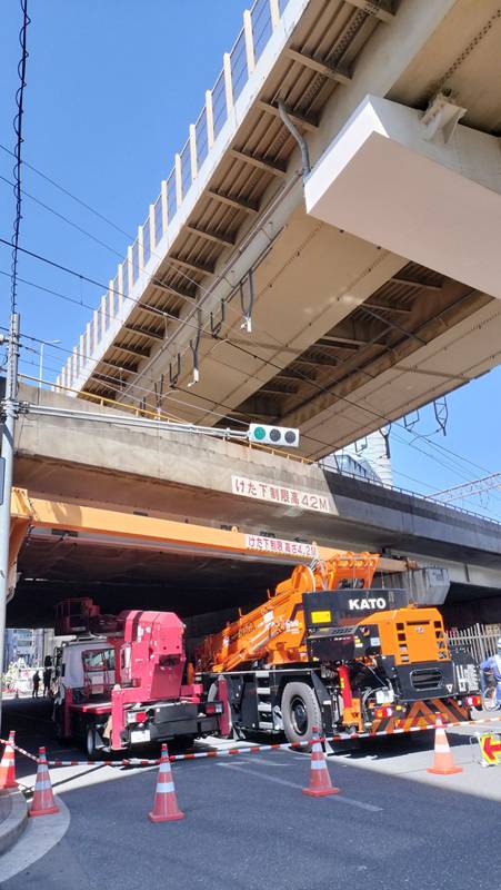 ท่อดำปริศนาโผล่กลางถนน