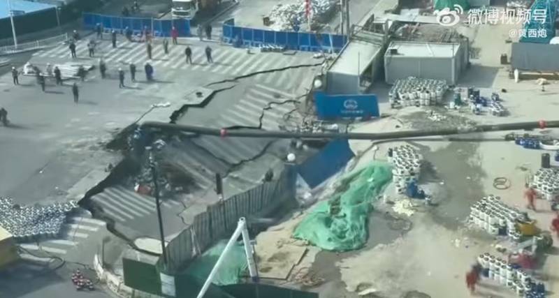 ถนนยุบกลางเมืองจีน