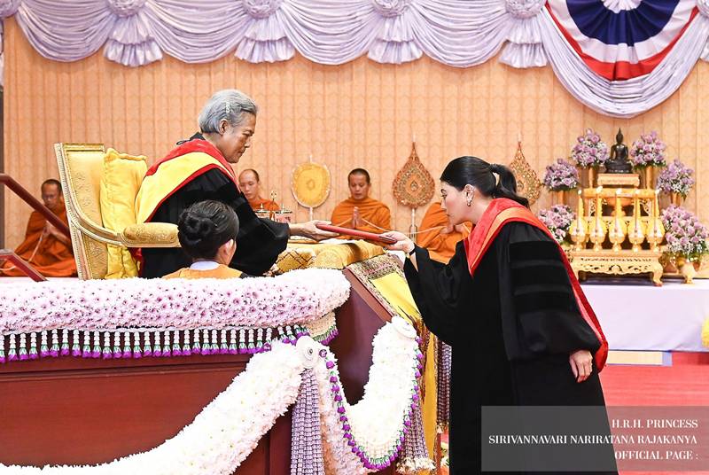 เจ้าฟ้าสิริวัณณวรี เข้ารับพระราชทานปริญญาบัตร