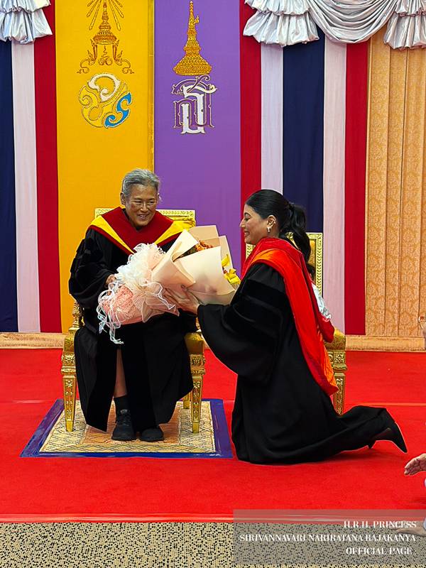 เจ้าฟ้าสิริวัณณวรี เข้ารับพระราชทานปริญญาบัตร