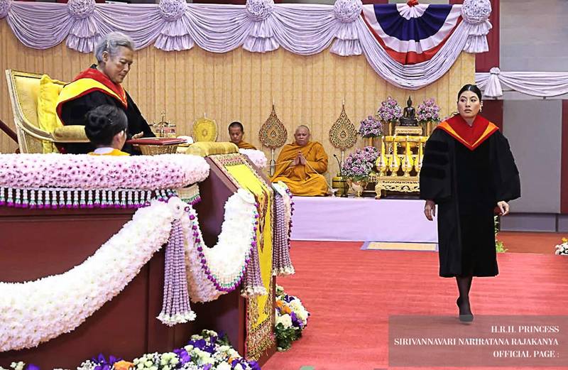เจ้าฟ้าสิริวัณณวรี เข้ารับพระราชทานปริญญาบัตร