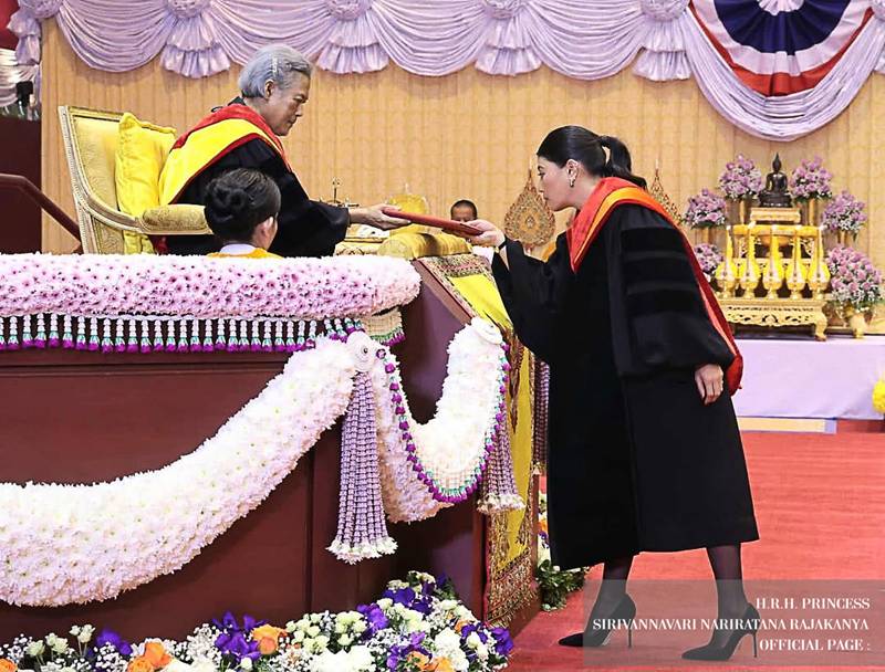 เจ้าฟ้าสิริวัณณวรี เข้ารับพระราชทานปริญญาบัตร