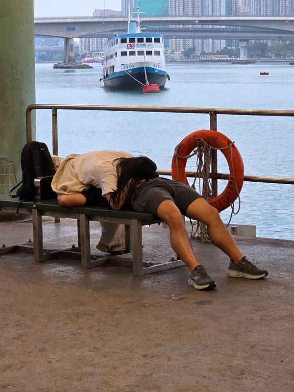 หนุ่มสาวนอนท่าแปลก