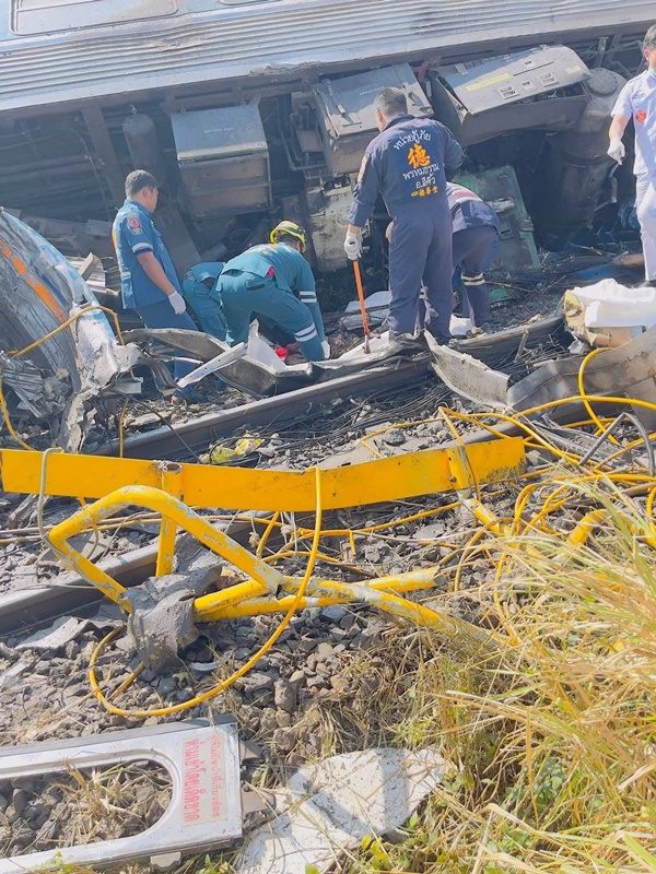 เครนตกใส่รถไฟ