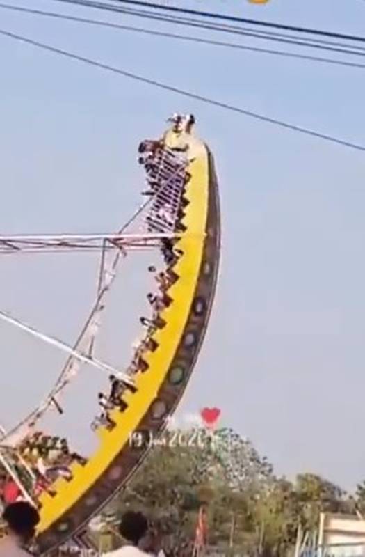 เครื่องเล่นไวกิ้งมังกรยักษ์พังถล่ม