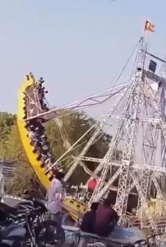 เครื่องเล่นไวกิ้งมังกรยักษ์พังถล่ม