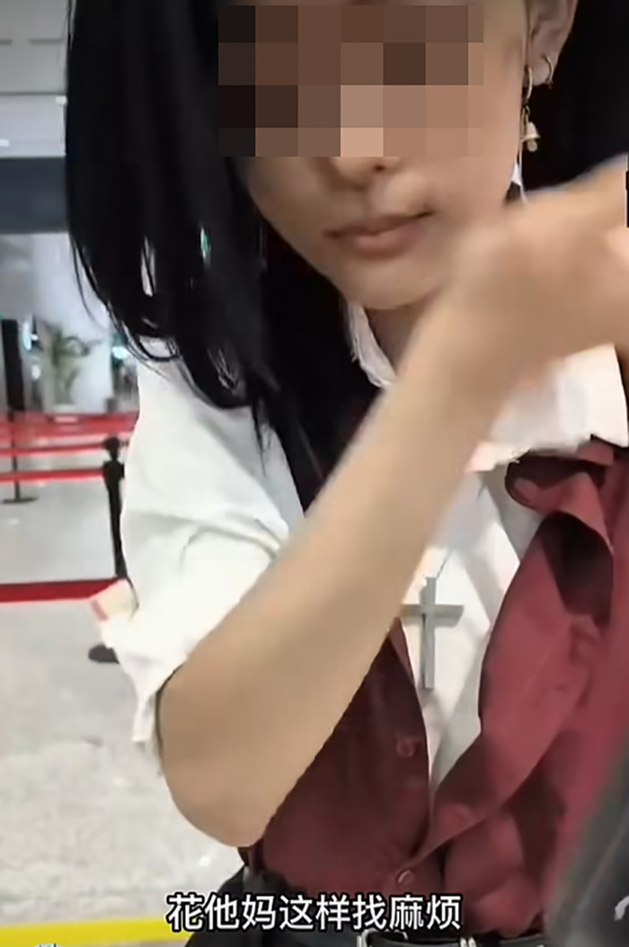 สาวสุดนอยด์ ยืนลบหน้ากลางสนามบิน