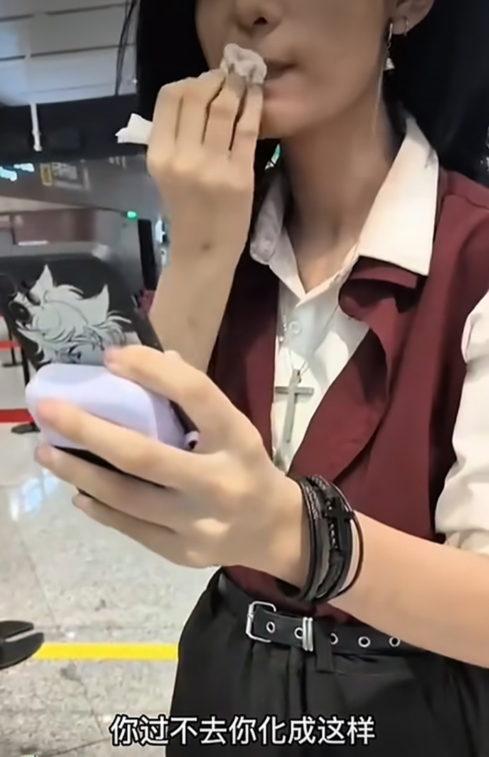 สาวสุดนอยด์ ยืนลบหน้ากลางสนามบิน