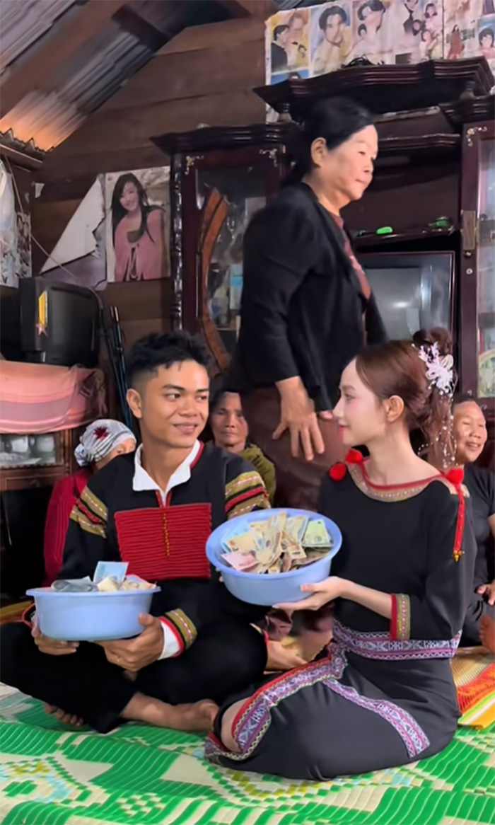 คู่รักชนเผ่าจัดพิธีหมั้น เจ้าสาวสวยจนตะลึง