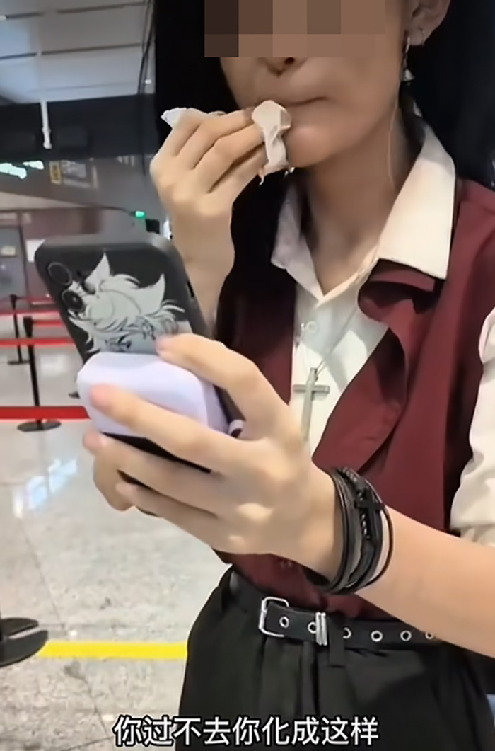 สาวสุดนอยด์ ยืนลบหน้ากลางสนามบิน