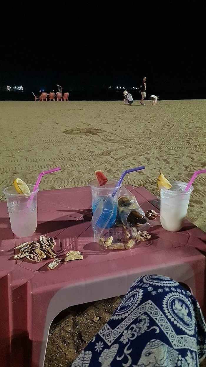 นั่งโต๊ะสั่งเครื่องดื่มริมหาด 3 แก้ว เช็กบิลแล้ว 690 บาท นั่งโต๊ะสั่งเครื่องดื่มริมหาด 3 แก้ว เช็กบิลแล้ว 690 บาท