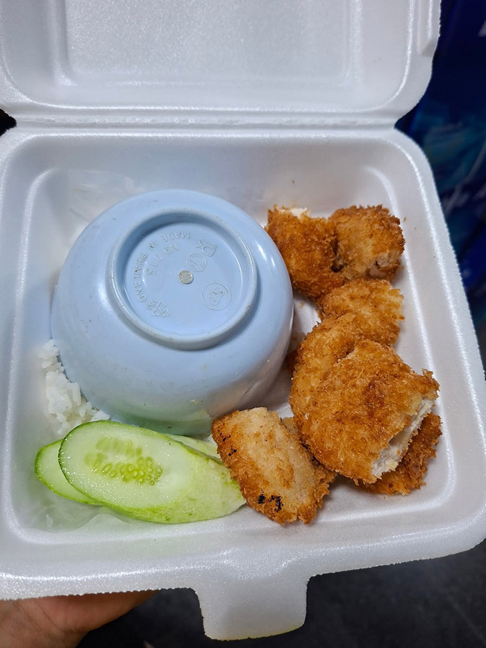 สั่งข้าวไก่ทอดกลับบ้าน เปิดกล่องมาเจอของแถม