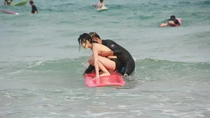 สาวเล่นเซิร์ฟริมหาด ถูกคลื่นซัดบิกินี่หลุด สาวเล่นเซิร์ฟริมหาด ถูกคลื่นซัดบิกินี่หลุด
