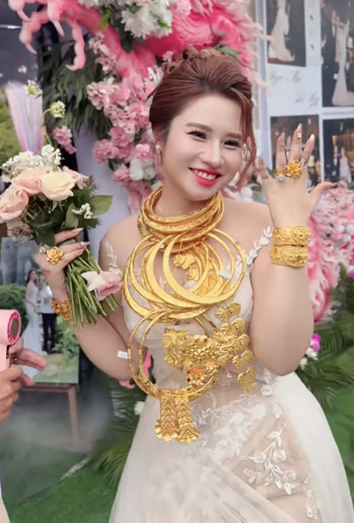 วิวาห์แสบตา เจ้าสาวใส่ทองท่วมคอเต็มแขน 