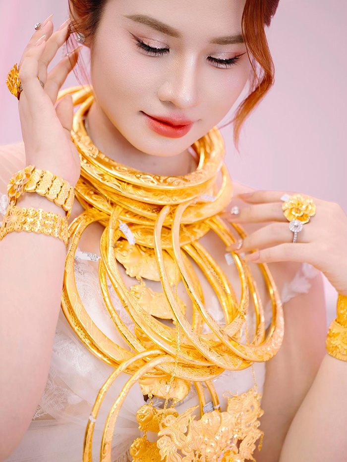 วิวาห์แสบตา เจ้าสาวใส่ทองท่วมคอเต็มแขน 