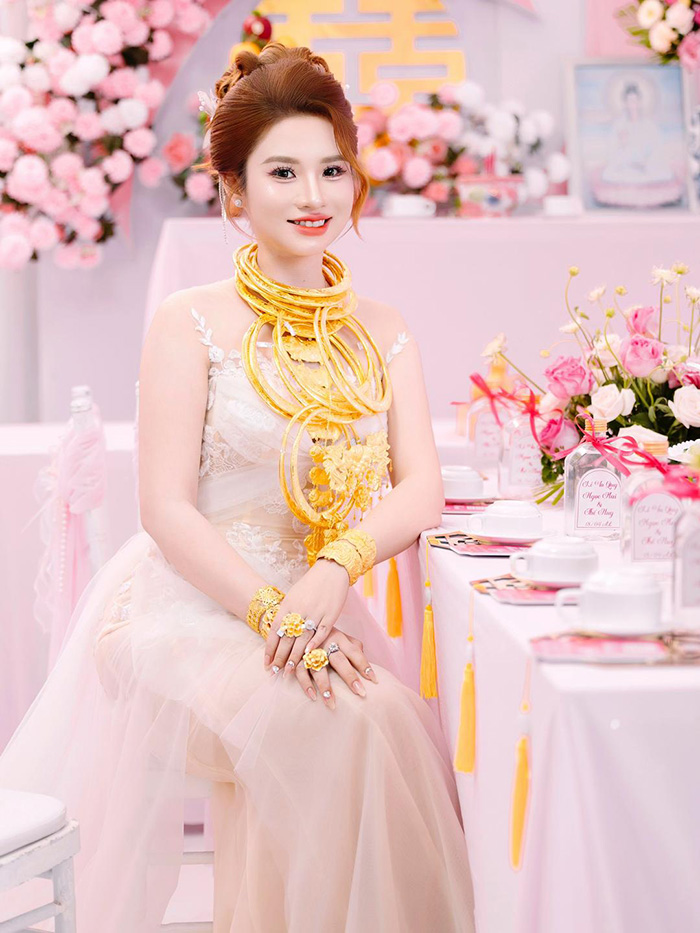 วิวาห์แสบตา เจ้าสาวใส่ทองท่วมคอเต็มแขน 