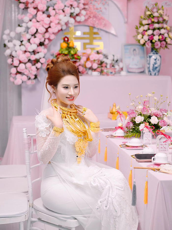 วิวาห์แสบตา เจ้าสาวใส่ทองท่วมคอเต็มแขน 