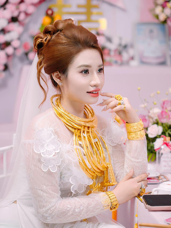 วิวาห์แสบตา เจ้าสาวใส่ทองท่วมคอเต็มแขน 