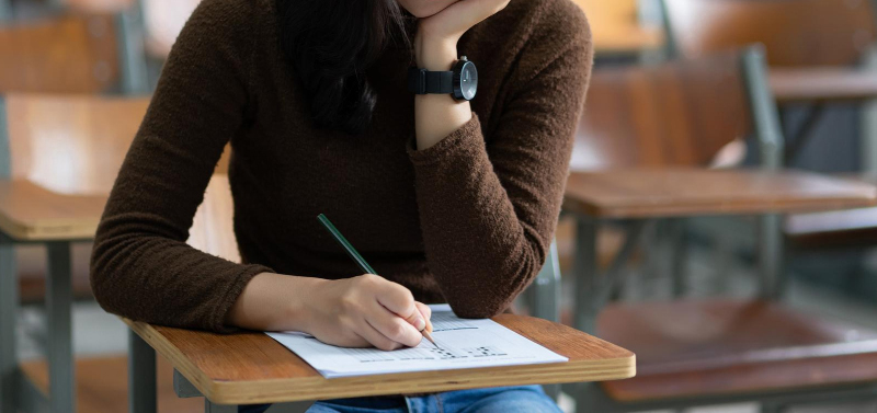           ในขณะที่คนอื่นคิดว่าประตูสู่มหาวิทยาลัยของเธอถูกปิดลง แต่อธิบดีของมหาวิทยาลัยปักกิ่งในตอนนั้น กลับได้อ่านงานเขียนของจางฉงฮวา เขาสัมผัสได้ถึงสไตล์การเขียนอันคมคาย ความคิดที่ลึกซึ้ง และทักษะทางภาษาที่ล้ำเกินวัยไปมาก เมื่อรู้ว่าเจ้าของผลงานชิ้นนี้คือใคร เขาก็เชื่อมั่นว่าเธอคือผู้มีพรสวรรค์ที่ไม่ควรพลาดโอกาสนี้             แม้ระเบียบของมหาวิทยาลัย ผู้สมัครที่ได้ 0 คะแนนจากวิชาใดวิชาหนึ่ง จะไม่มีสิทธิ์เข้าศึกษา แต่ทางผู้บริหารได้พิจารณาร่วมกันอย่างรอบคอบแล้ว ก่อนตอบรับให้จางฉงฮวาเข้าศึกษาเป็นกรณีพิเศษ และนั่นทำให้เกิดข้อถกเถียงอย่างมากมายในสังคม              แม้จะเผชิญแรงกดดันและข้อสงสัยจากผู้คน แต่จางฉงฮวาก็พิสูจน์ให้เห็นแล้วว่าการตัดสินใจของมหาวิทยาลัยนั้นเป็นเรื่องถูกต้อง ระหว่างการศึกษา เธอสร้างความสำเร็จที่โดดเด่นมากมาย จนผู้คนหมดความกังขาในความสามารถของเธอ             หลังสำเร็จการศึกษาจากมหาวิทยาลัยปักกิ่ง จางฉงฮวาเดินทางไปศึกษาต่อที่สหรัฐฯ ด้วยการสนับสนุนจากครอบครัว กระทั่งคว้าปริญญาโทและปริญญาเอกได้ ต่อมาเธอตั้งรกรากอยู่ในสหรัฐฯ และกลายเป็นอาจารย์สอนวัฒนธรรมจีนที่มหาวิทยาลัยชื่อดังต่าง ๆ รวมถึงฮาร์วาร์ด             ตลอดเส้นทางอาชีพ จางฉงฮวาได้รับความรักจากเพื่อนร่วมงานและนักศึกษาเสมอ ด้วยท่าทีสุภาพ สงบนิ่ง และอุทิศตนให้กับงานวรรณกรรม การสอน งานวิชาการ และการเผยแพร่คุณค่าทางวัฒนธรรมจีน กระทั่งช่วงบั้นปลาย ภายหลังการจากไปของสามีและพี่สาวทั้ง 3 คน เธอเดินทางกลับมาจีนบ่อยครั้ง ก่อนจะสิ้นใจเมื่ออายุ 102 ปี   ขอบคุณข้อมูลจาก Soha